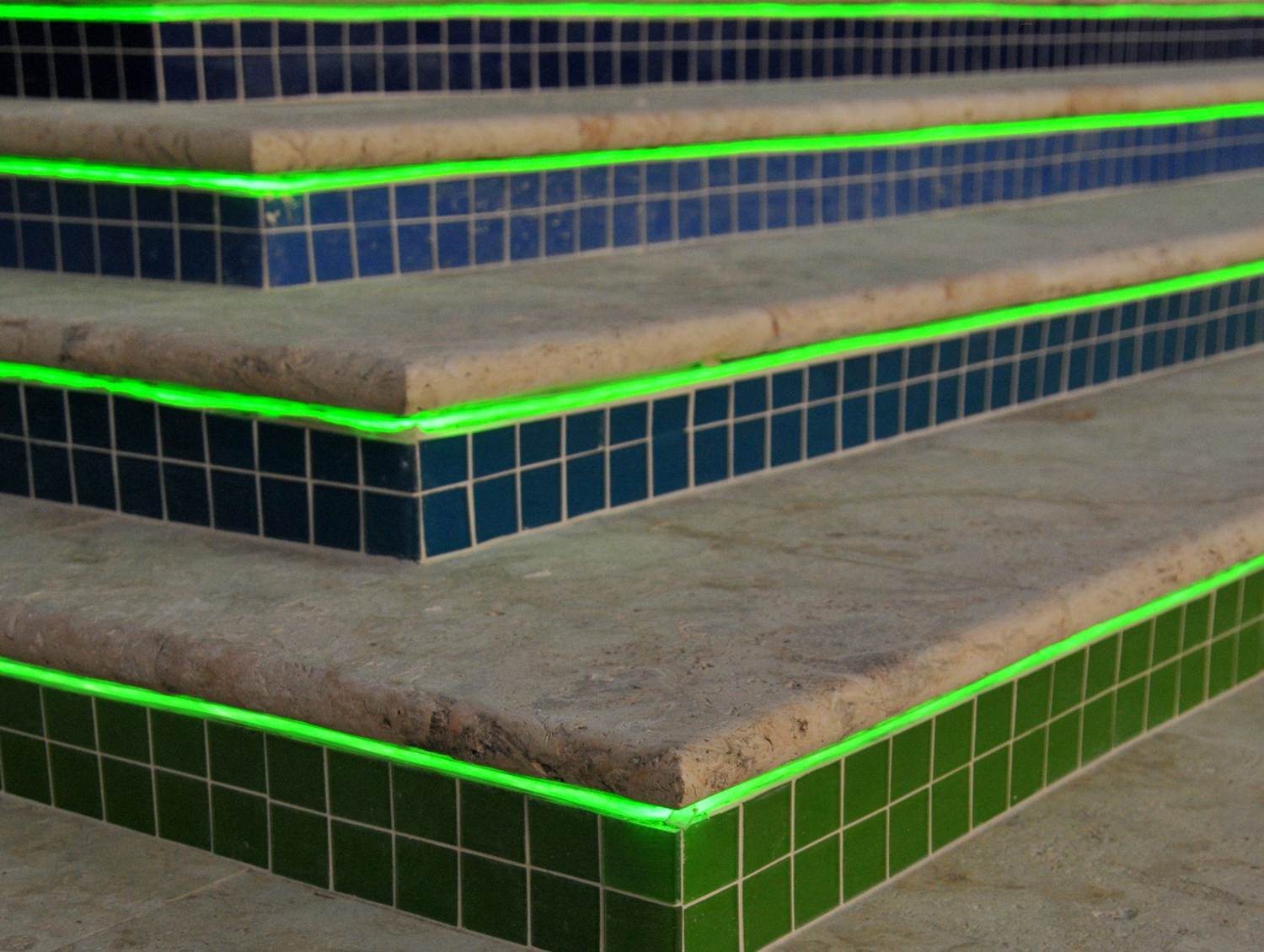 Outdoor step lighting